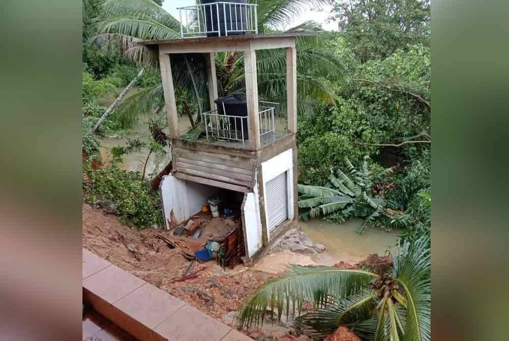 Tiga sekeluarga berdepan detik cemas apabila binaan tangki air di kawasan rumah tertimbus akibat runtuhan tanah susulan hujan lebat di Lemal, Pasir Mas pada Rabu.