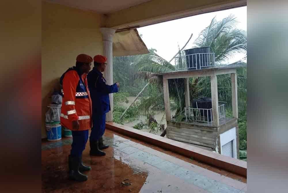 Anggota pihak berkuasa meninjau kawasan runtuhan. Foto ihsan APM