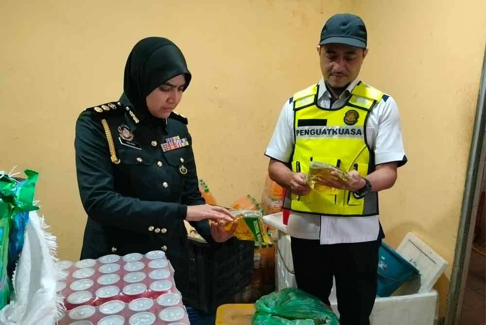 Muhammad Nizam mengesan minyak masak peket yang disorok di bahagian belakang kedai runcit.