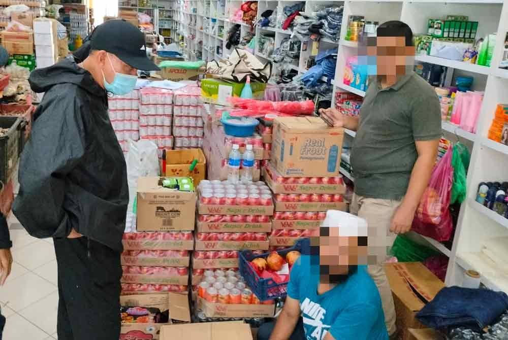 Salah seorang warga asing yang ditahan untuk siasatan lanjut.