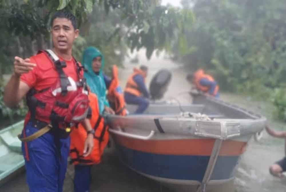 APM Kuala Krai terpaksa menggunakan bot untuk me bawa jenazah tersebut.