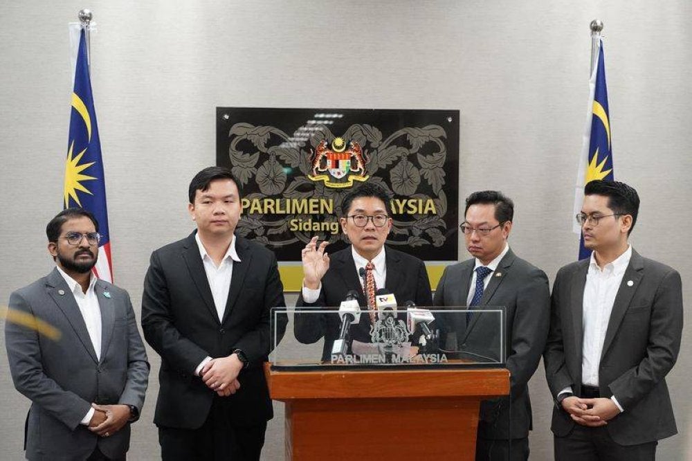 Tze Tzin (tengah) ketika sidang media di Parlimen minggu lalu. Foto Facebook Sim Tze Tzin.