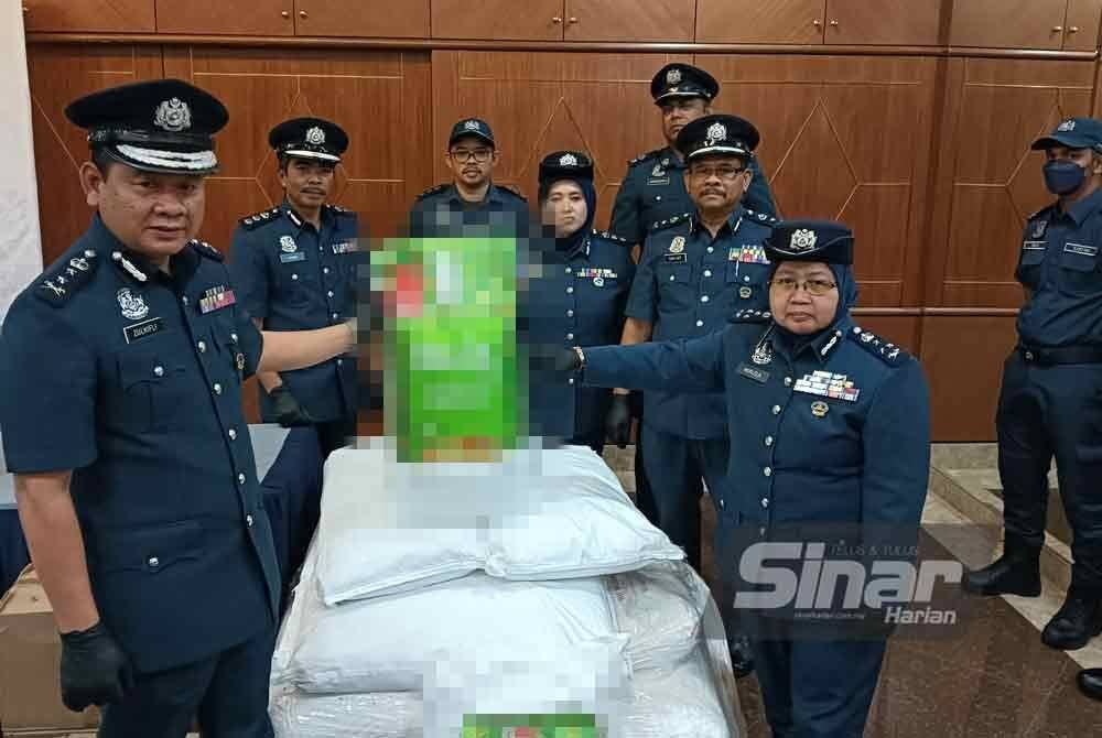 Norlela (depan, kanan) menunjukkan beras jenis basmati dari India yang dirampas JKDM kerana dipercayai tidak berkastam dan diseludup masuk ke negara ini. FOTO SINAR HARIAN - HISYAMUDDIN AYUB.