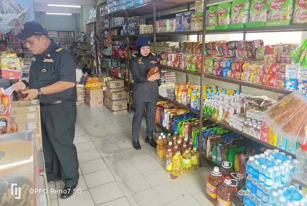 Pegawai penguat kuasa KPDN Perak Cawangan Manjung menjalankan pemeriksaan disebuah kedai runcit di Sitiawan pada Rabu. Foto ihsan KPDN Perak