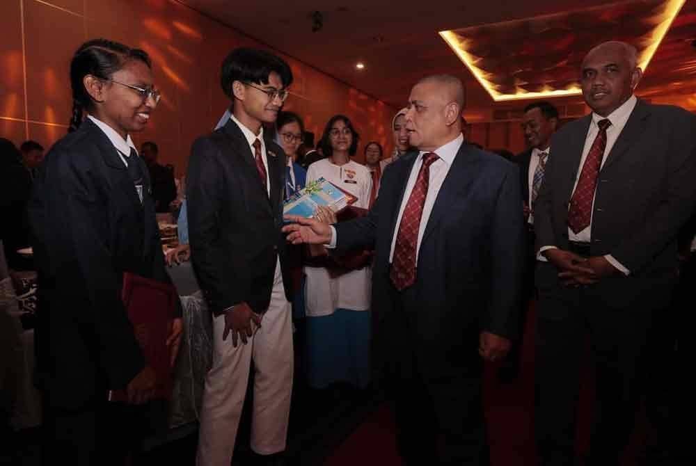 Saarani menyantuni pelajar Tingkatan 5 yang diraikan dalam Majlis Aspesiasi 'Jelajah Nyalaan Bara Api Bersama Cikgu Saarani' dan Penyerahan Watikah YP Smart Target SPM 2024 peringkat negeri Perak di Pusat Konvensyen Casuarina, Ipoh pada Rabu.