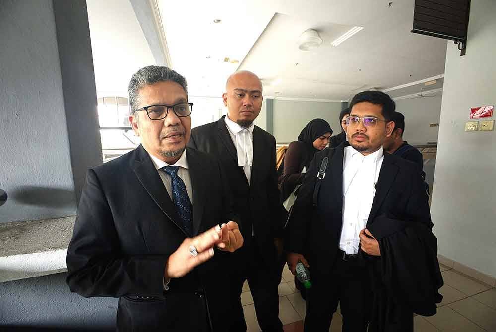 Zainul Rijal (kiri) bersama barisan peguam ketika di luar Mahkamah Tinggi Seremban pada Rabu.