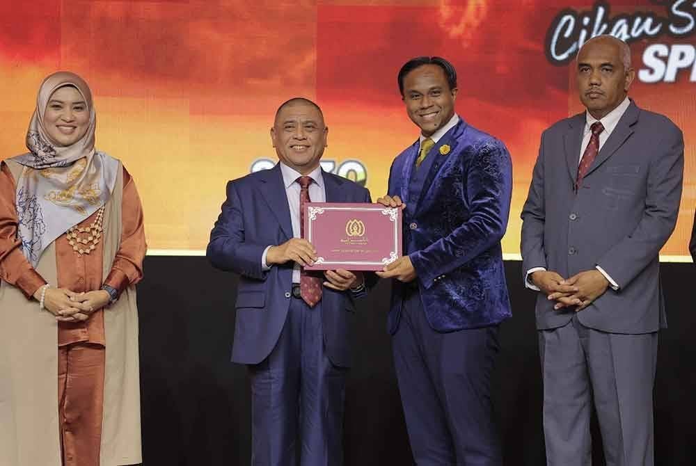 Saarani menyampaikan sijil penghargaan kepada barisan pakar motivasi yang menjayakan Majlis Aspesiasi 'Jelajah Nyalaan Bara Api Bersama Cikgu Saarani' dan Penyerahan Watikah YP Smart Target SPM 2024 peringkat negeri Perak di Pusat Konvensyen Casuarina Ipoh pada Rabu.