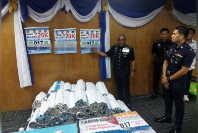 Ramli menunjukkan barangan yang dirampas dalam operasi khas selama sembilan hari bermula 4 November lalu.