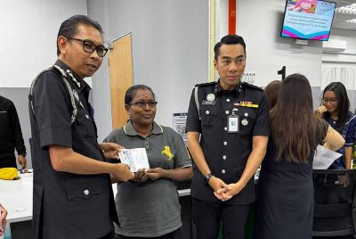 Jafri (kiri) bergambar bersama orang awam yang selesai mendapatkan pasport di Pejabat Imigresen Cawangan Kuala Langat di sini, pada Rabu.