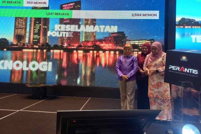 Nancy (kiri) ketika merasmikan peluncuran Program PERANTIS 2024 di Kuala Lumpur.