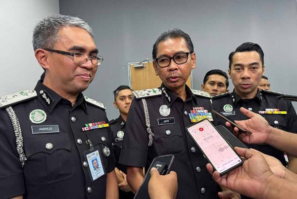 Jafri (tengah) ketika ditemui pemberita selepas Majlis Perasmian Pembukaan Pejabat Baharu Imigresen Cawangan Kuala Langat di Banting pada Rabu.