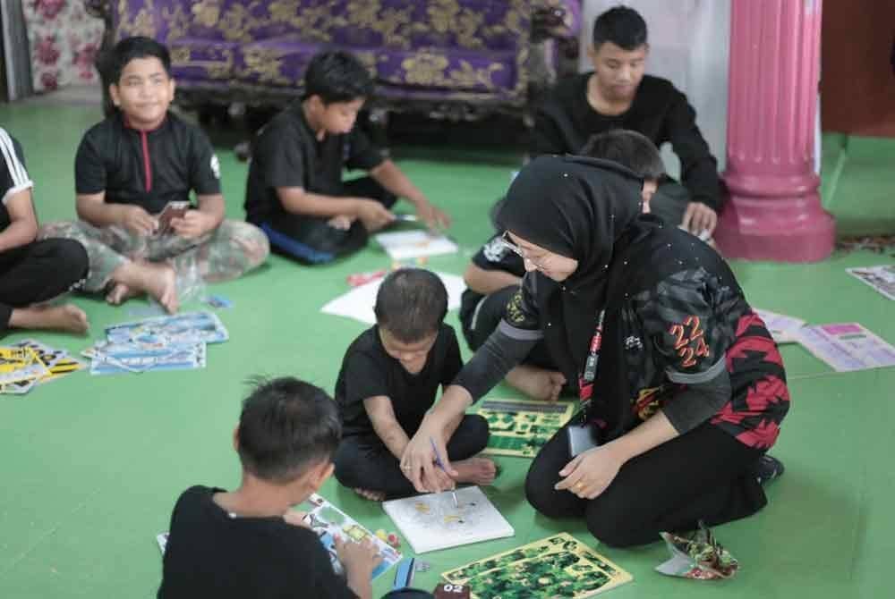 Kakitangan PREC menyantuni anak yatim dengan pelbagai aktiviti menarik seperti kuiz, sesi bersama maskot, melukis, mewarna, menghias rumah dan lain-lain. FOTO/ PREC.