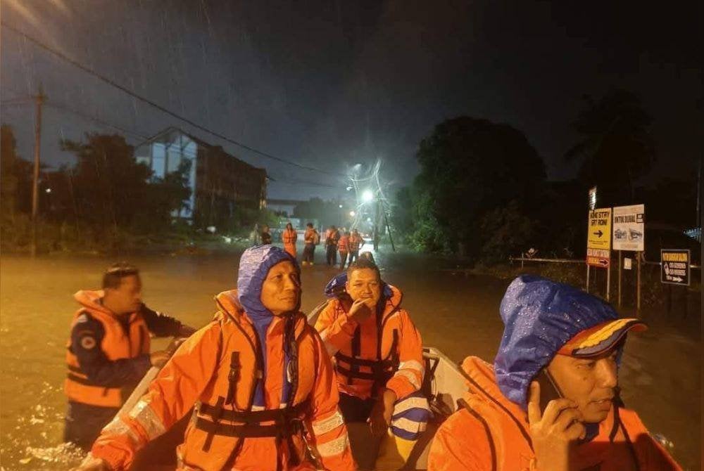 Operasi menyelamat sedang giat dilakukan oleh APM Kelantan di kawasan yang dilanda banjir. Foto APM