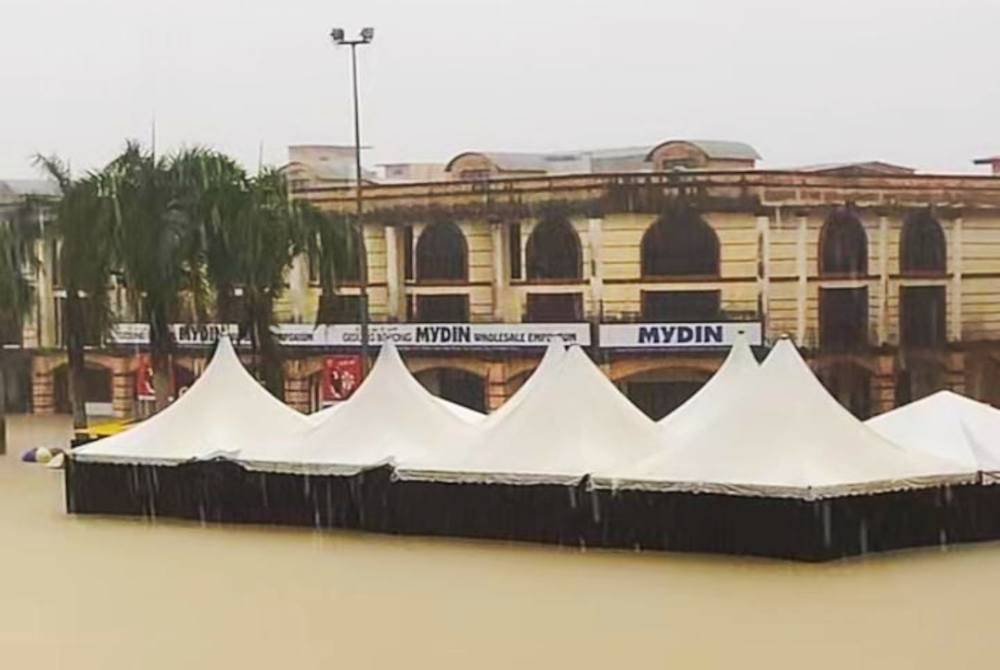 Kawasan Pekan Rantau Panjang yang ditenggelami banjir pada Khamis. Foto pembaca