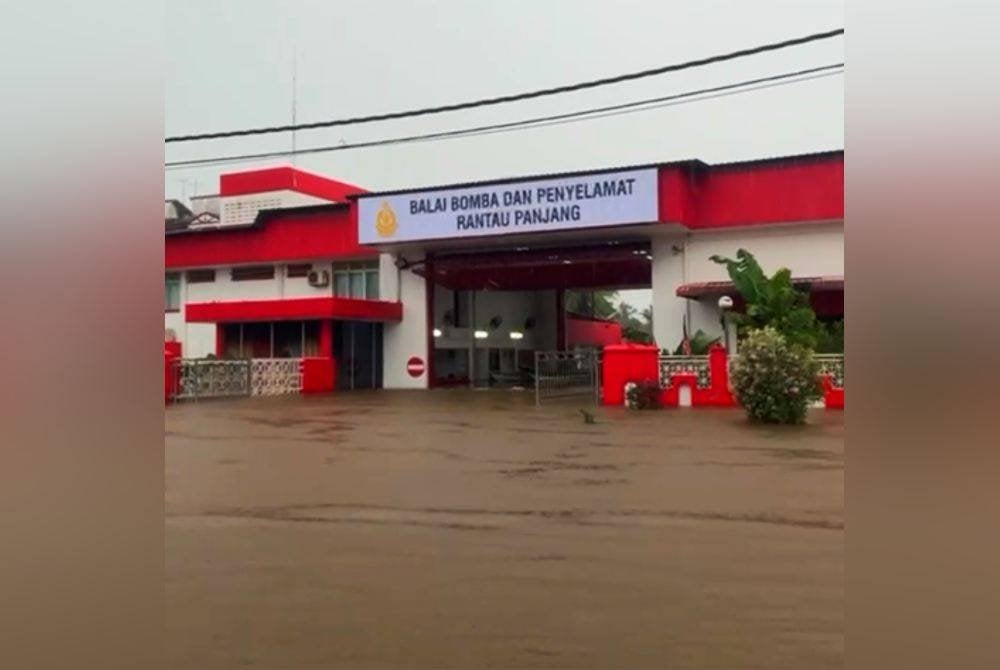 Keadaan Balai Bomba dan Penyelamat Rantau Panjang yang ditenggelami banjir. Foto pembaca