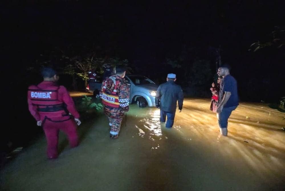 Mangsa banjir di Kampung Apal, Jertih dipindahkan ke PPS selepas kediaman mereka dinaiki air pada malam Rabu.
