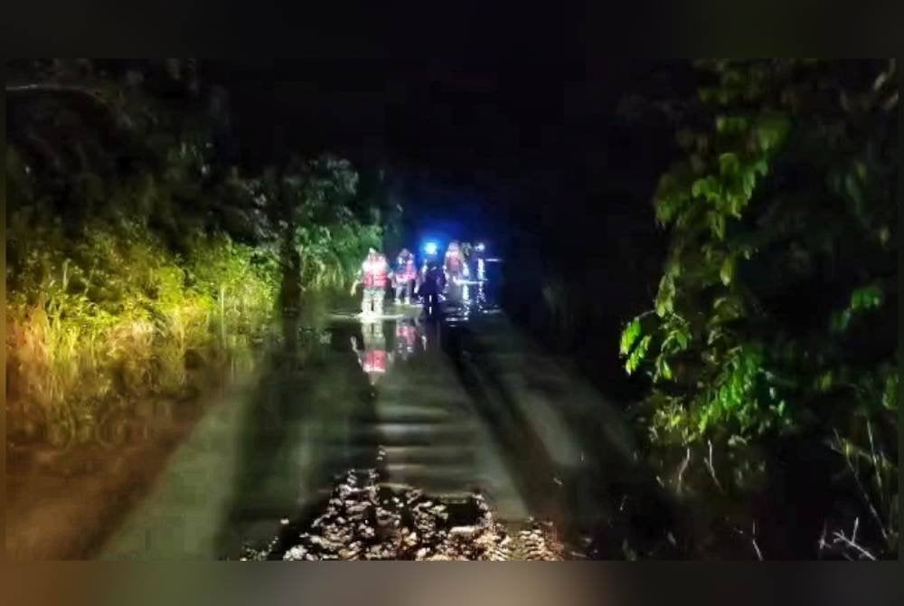 Empat lelaki ini merupakan pekerja syarikat menanam anak pokok balak diselamatkan selepas terperangkap akibat jalan ditenggelami air di kawasan kejadian. Foto ihsan JBPM
