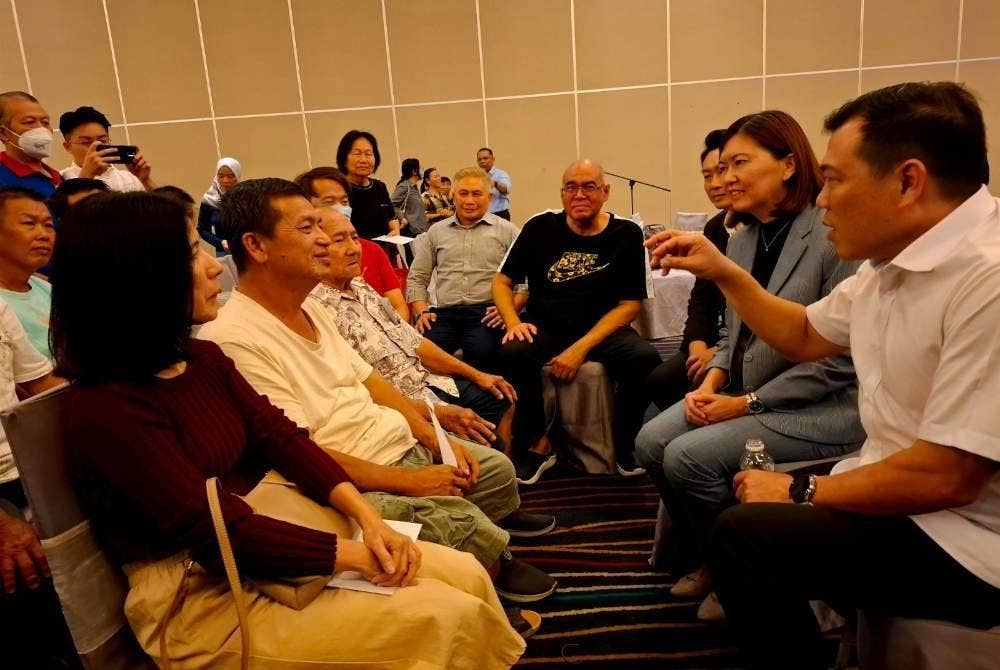 Sze Yee (kanan) menyantuni penerima ex gratia membabitkan 97 petani.