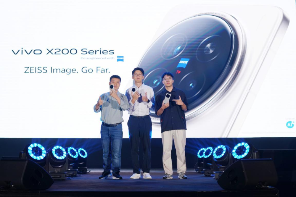 Dari kiri, Pakar Teknikal vivo, Robert, Pengurus ProdukPruduk Siri ‘X’ vivo Asia Tenggara, Josen dan Pengurus Pengimejan vivo, Yuze ketika sesi bersama media pada Majlis Pelancaran Siri vivo X200 di Bukit Bintang pada Selasa. FOTO: SINAR HARIAN / MOHD HALIM ABDUL WAHID