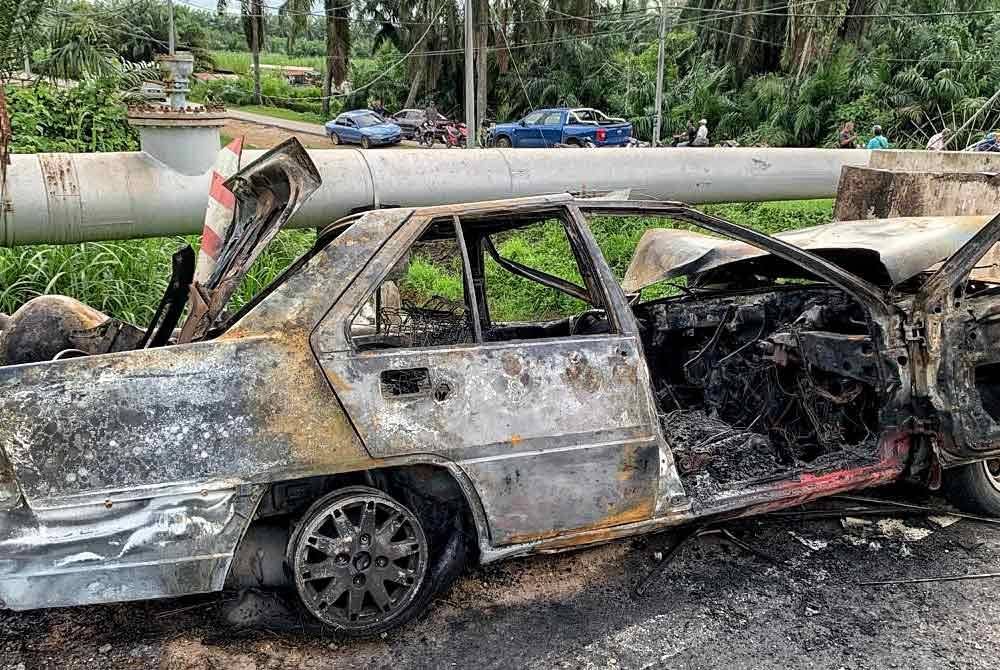 Teksi yang dinaiki tiga mangsa terbakar menyebabkan kesemua mereka rentung dalam kenderaan itu.