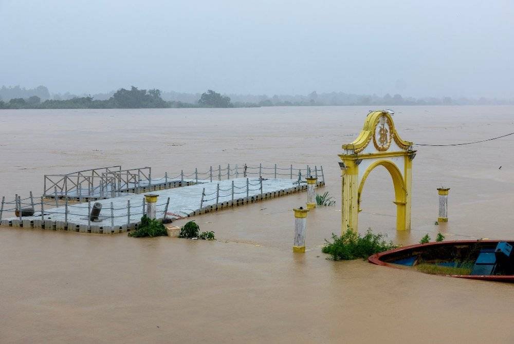 KEADAAN Sungai Kelantan pada petang Khamis. 