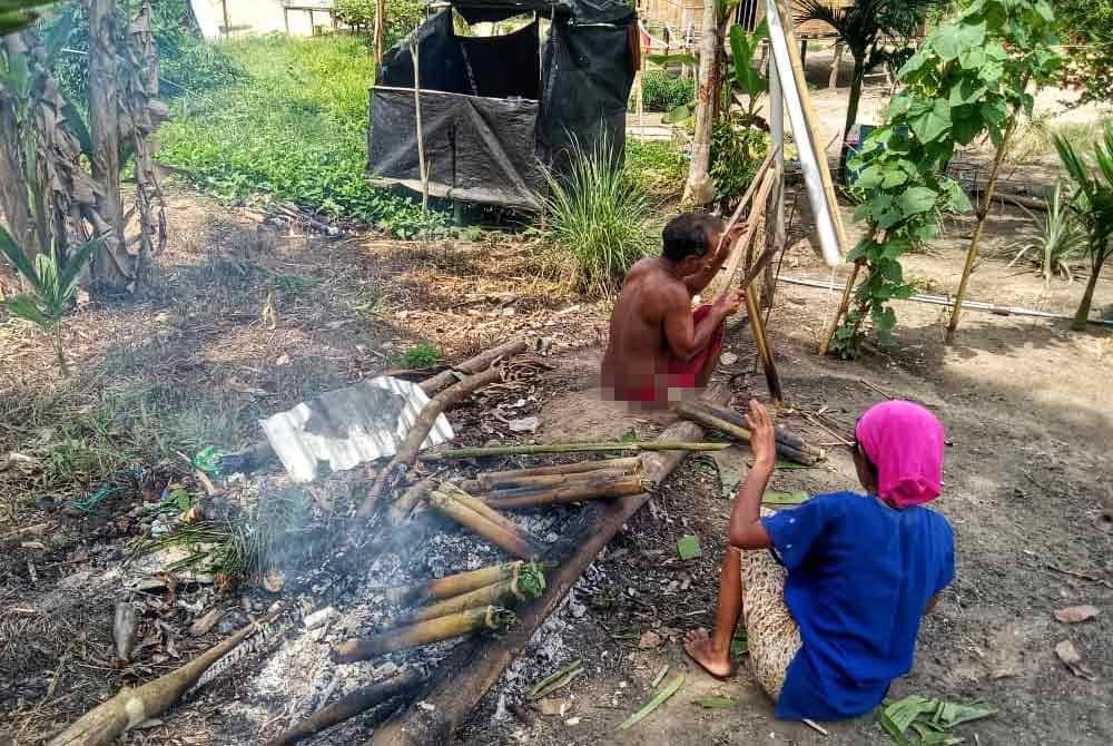 Lemang ubi kayu dibakar antara 40 hingga 50 minit.