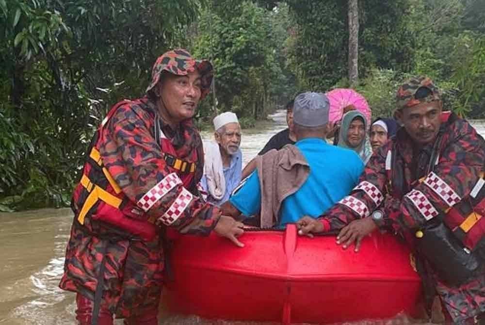 Seramai empat warga emas yang terjejas banjir di Kampung Tandak, Jertih di Besut dipindahkan ke PPS di Masjid Hadhari.