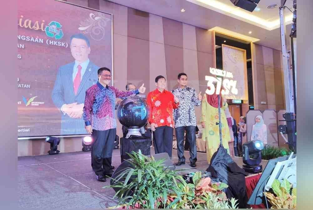 Kor Ming (kiri) merasmikan Majlis Apresiasi sempena sambutan HKSK di Hotel Everly di Putraja pada Khamis.