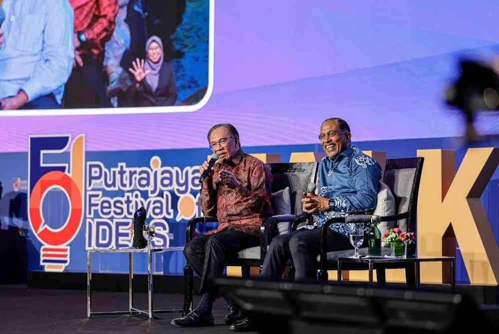 Anwar (kiri) ketika sesi 'Putrajaya FOI TALK' sempena Festival Idea Putrajaya di Pusat Konvensyen Antarabangsa Putrajaya (PICC) pada Khamis. Foto Bernama