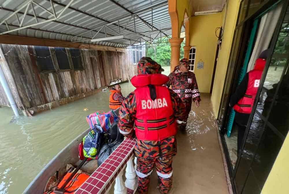Keadaan banjir di Kelantan makin memburuk apabila 50,068 penduduk telah dipindahkan ke 206 pusat pemindahan sementara (PPS) setakat jam 7 petang pada Khamis ekoran hujan lebat tanpa henti.