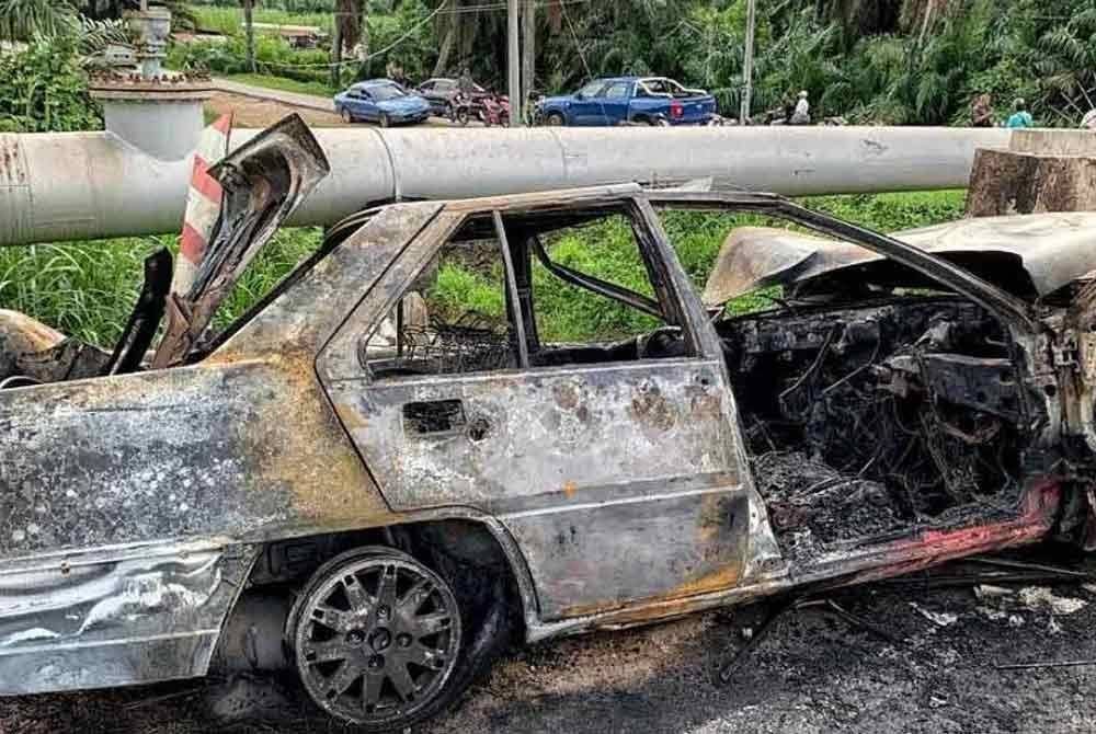 Seorang pemandu teksi dan sepasang suami isteri rentung selepas kenderaan yang dinaiki mereka terbakar di Kampung Lanchang, Jalan Jasin, Merlimau.