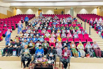Emran (dua dari kiri) bersama tetamu undangan serta peserta yang hadir semasa Majlis Perasmian Penutup Simposium Penyelidikan Islam Selangor di Auditorium Dahlia, Masjid Sultan Salahuddin Abdul Aziz Shah di sini, pada Khamis.