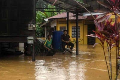 Mangsa banjir di beberapa daerah di Kedah dinasihatkan supaya berpindah ke tempat yang lebih selamat berikutan paras air yang dijangka bertambah teruk menjelang malam ini dan esok. Foto Bernama