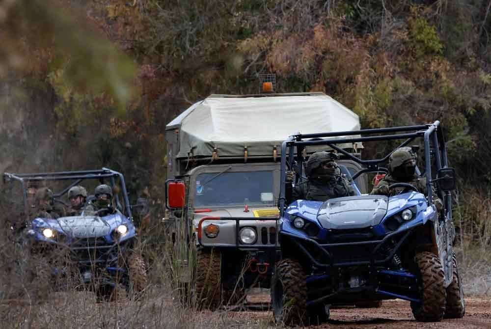 Sejumlah anggota IDF melalui sempadan setelah berundur dari selatan Lubnan.
