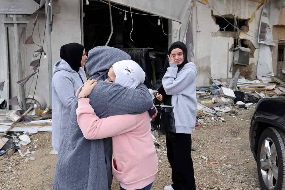 Ahli keluarga yang terpisah sebelum ini akibat peperangan tersebut mengambil peluang untuk bersatu semula.