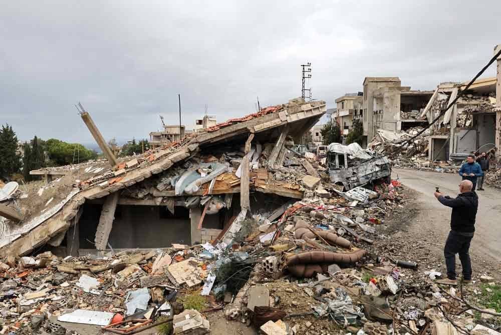 Penduduk memeriksa kemusnahan di perkampungan Zibqin.