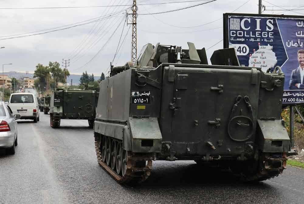 Tentera Lubnan meronda di jalan utama Sungai Litani di Qasmiye berhampiran bandar Tyre setelah pasukan keselamatan dikerah ke selatan Beirut.