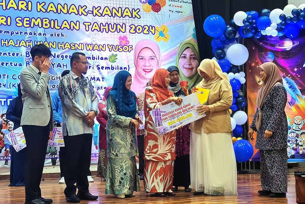 Rosnah(tiga dari kiri) menyaksikan Wan Hasni menyampaikan anugerah kepada pemenang