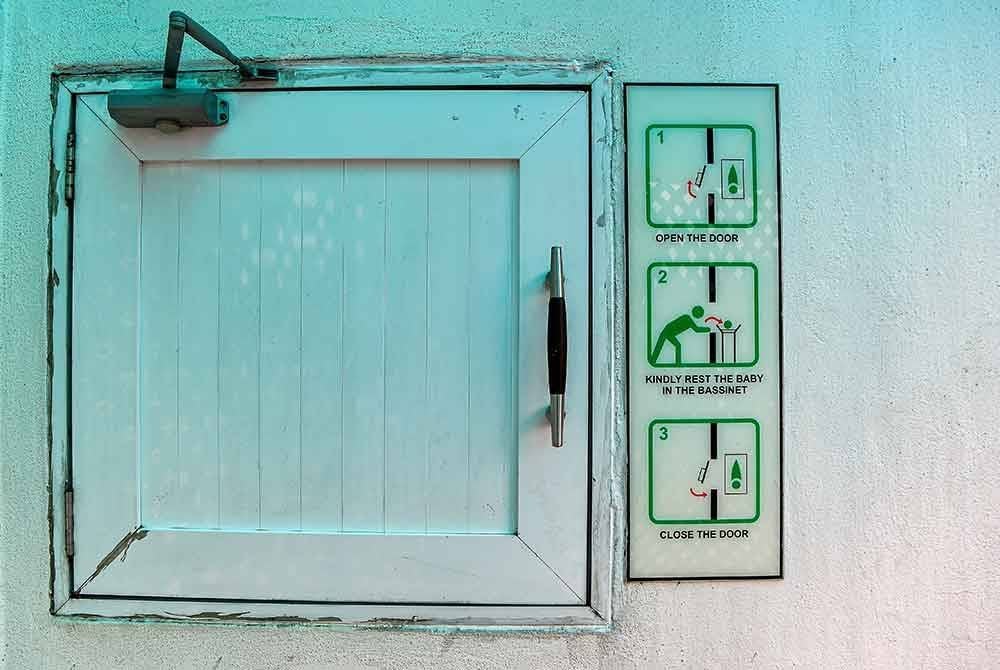 Peti ini adalah ruang khas yang direka untuk membolehkan ibu meninggalkan bayi mereka secara rahsia dan selamat. - Foto: Bernama