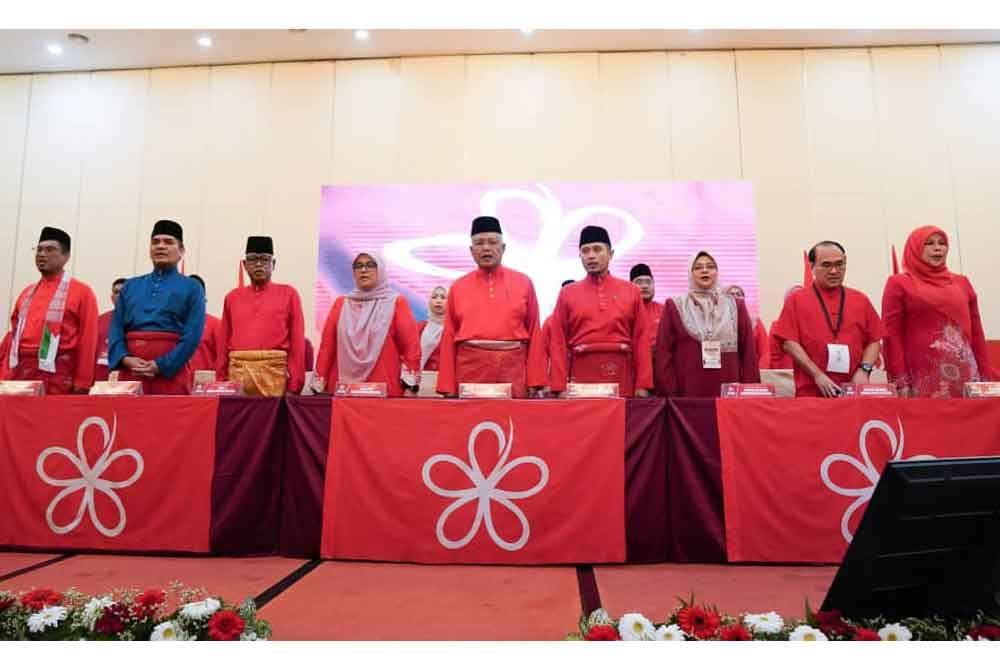 Pemilihan pakaian Mohd Radzi dilihat berbeza daripada ahli MPT lain yang memakai baju dengan warna rasmi parti iaitu merah