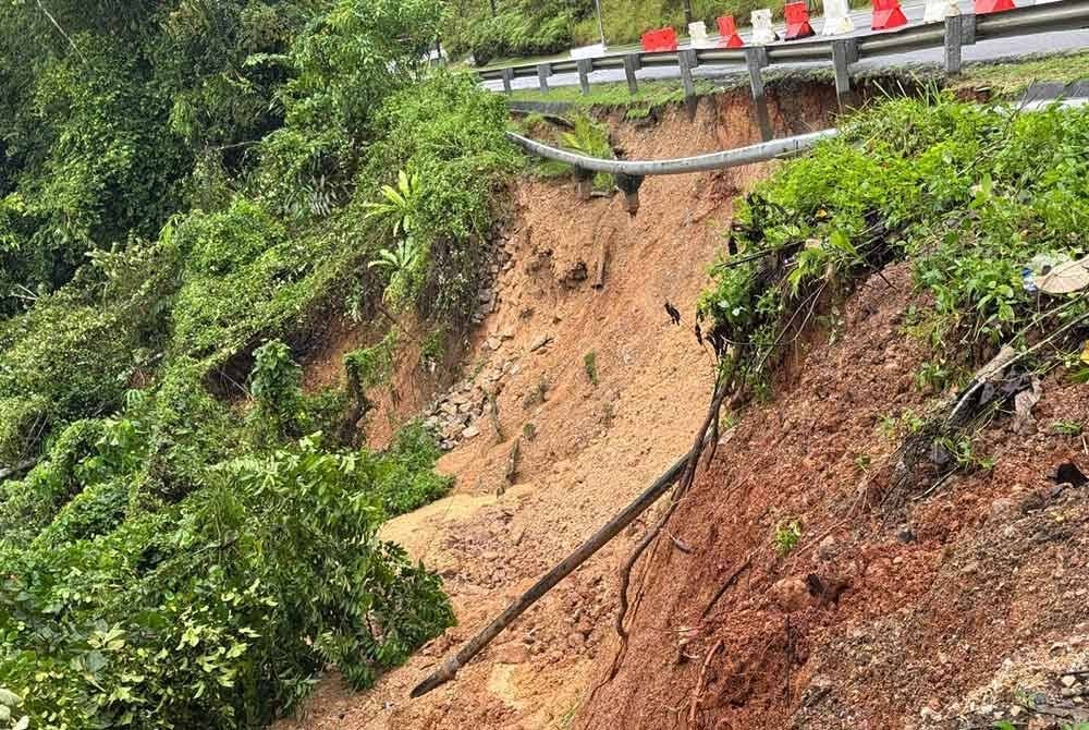 Tanah runtuh menyebabkanJalan Pengkalan Hulu - Betong dibuka satu lorong sejak Khamis. Foto: ihsan FB JKR Daerah Hulu Perak, Gerik