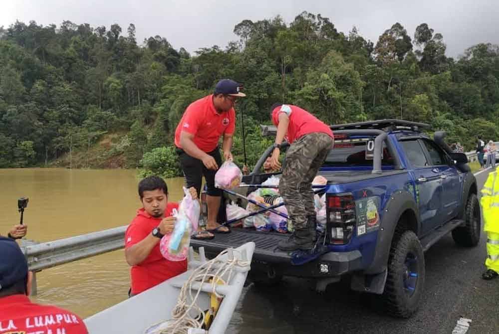 MRA menyalurkan bantuan seperti pek makanan kering, kebersihan, RTE, kit keperluan bayi, tilam dan selimut kepada mangsa banjir.