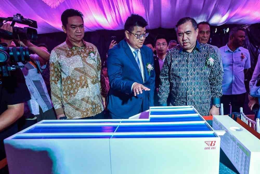 
ANTHONY (kanan) mendengar penerangan mengenai reka bentuk bangunan yang akan didirikan dari Ivan (tengah) pada majlis Pecah Tanah Pusat Pengagihan Pintar Halal Beku Serantau (SMART RHDC) GOLOG di Bandar Enstek baru-baru ini. Foto BERNAMA