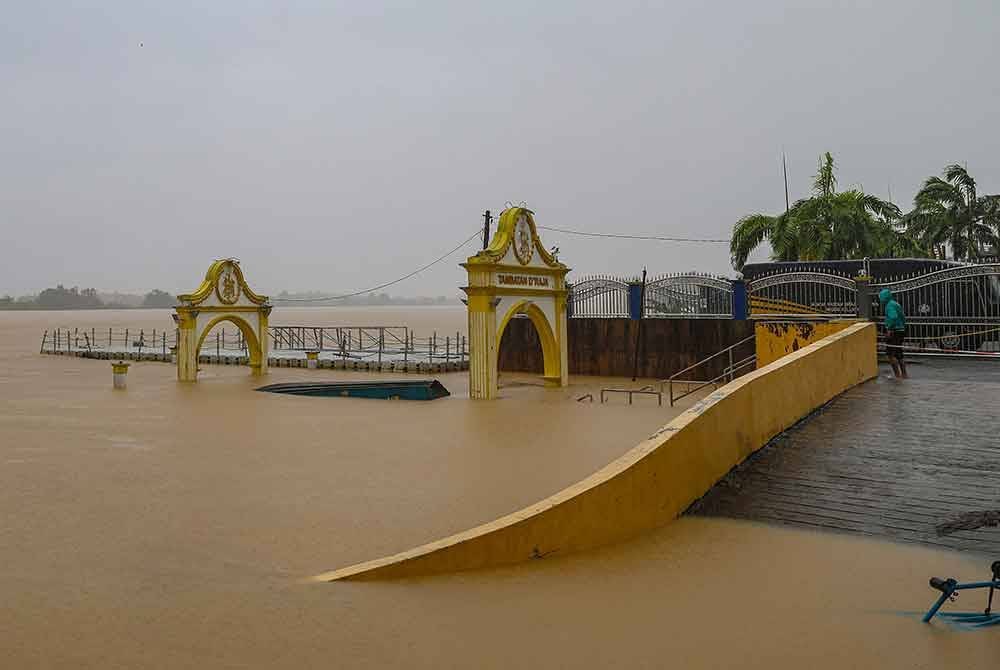 Paras air Sungai Kelantan semakin meningkat susulan hujan lebat berterusan sejak beberapa hari lepas. Foto Bernama