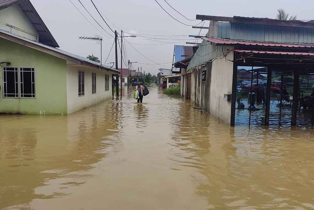 Beberapa kediaman penduduk dan premis perniagaan di Lot Persiaran Hamzah di sini, ditenggelami banjir pada Jumaat.