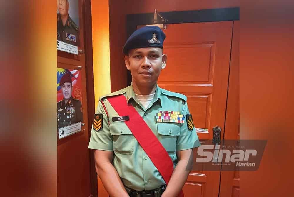 Mohd Nor bergambar dengan pemakaian pangkat baharu sebagai Staf Sarjan.