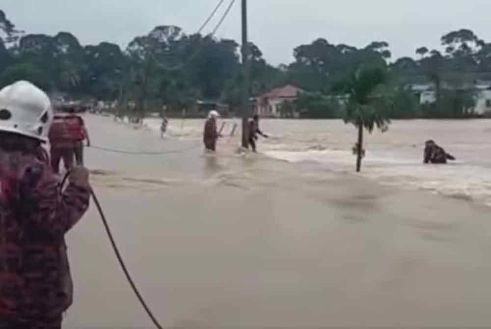 Mangsa yang menunggang motosikal dikatakan telah dihanyutkan arus banjir semasa melalui jalan raya berkenaan yang telah dinaiki air.