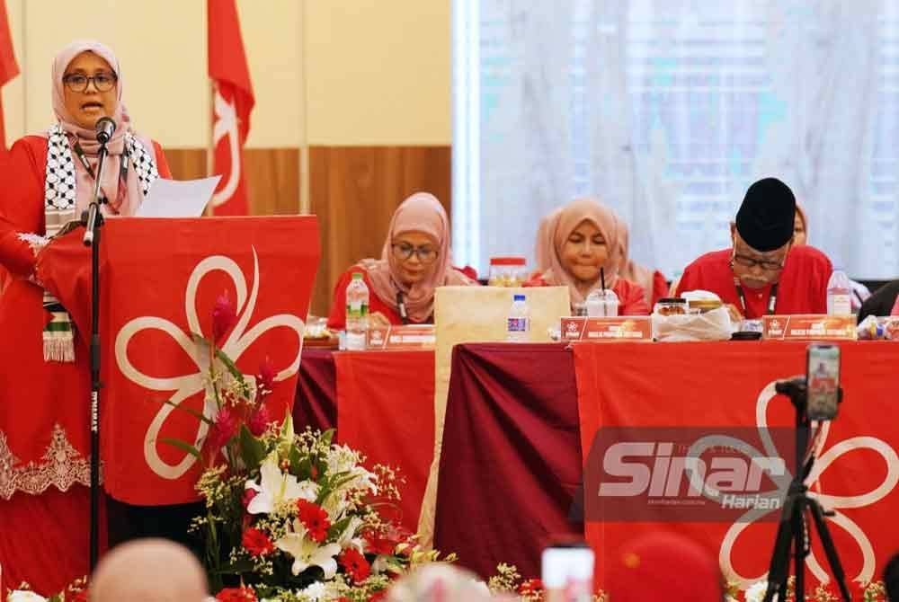 Mas Ermieyati menyampaikan ucapan dasar pada Perhimpunan Agung Tahunan Srikandi Bersatu yang diadakan pada Jumaat. Foto Sinar Harian/ROSLI TALIB