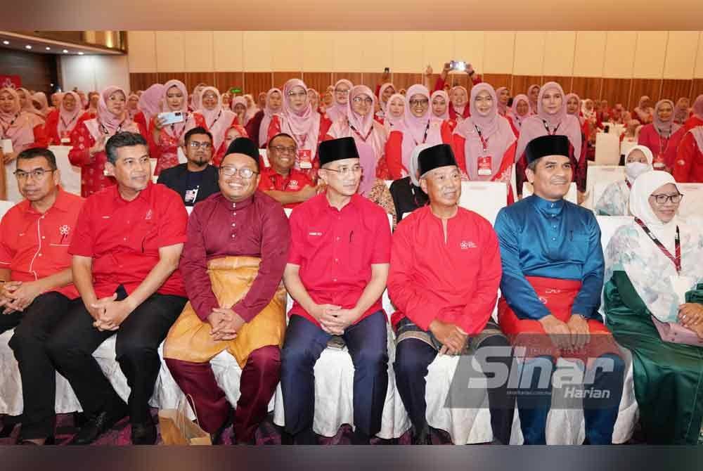 Muhyiddin (tiga dari kanan) hadir pada Perhimpunan Agung Srikandi Bersatu yang diadakan pada Jumaat.