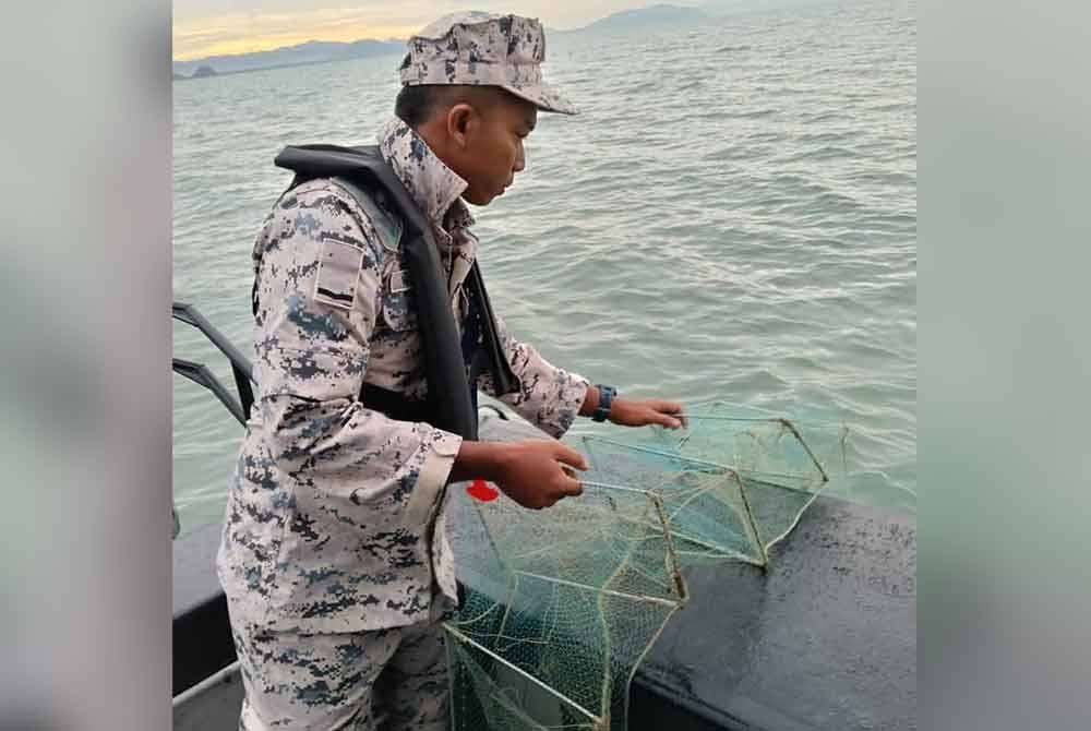 Anggota Maritim Malaysia merampas bubu naga di kedudukan 1.6 batu nautika dari barat daya Pulau Talang, Perak. Foto Maritim Malaysia